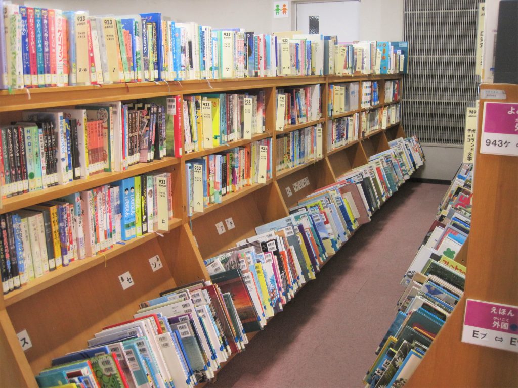 熊谷市立図書館書架の画像